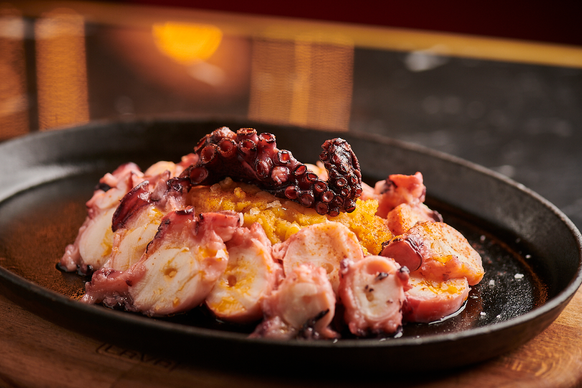 Pulpo a la gallega al estilo VoraZ.
Uno de nuestros HITS que no puedes dejar de probar.

C/ Fernando el Santo, 25, Madrid.
Reservas: restaurantevoraz.com

#pulpo #comerenmadrid #restaurantesmadrid #sitiosbonitos #vorazes