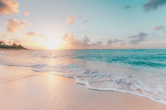 sundown_session's tweet photo. Hey listeners! 📻☀️ 

Tonight, THE SUNDOWN SESSIONS is taking a brief hiatus as I'm off on holiday chasing some much-needed sun! ☀️🏖️ Don't worry, I'll be back in 2 weeks with more indie goodness. Keep those radios tuned in to @k107radio and catch you soon! 

#NoShow #OnHoliday https://t.co/8cfA9epkUX