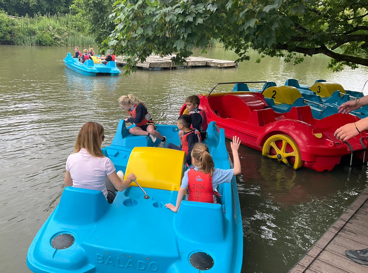 Kingsley_School's tweet photo. To mark the end of their ‘Wonderful Water’ topic, Y1 and Y2 pupils enjoyed a trip to the park for some pedalo fun and a fish and chip picnic. Many thanks to @LeamBoatCentre for a very enjoyable couple of hours! #KingsleyPrep #4DCurriculum https://t.co/6SxlACgJCX