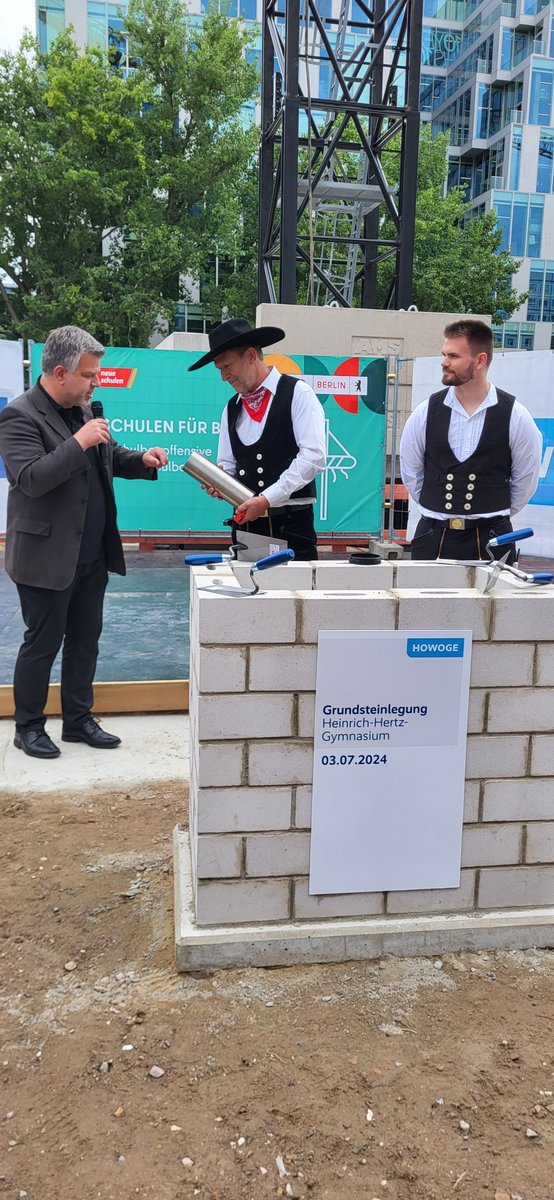 #Grundsteinlegung für den #Neubau 🧱🏗️⛏️ des <a href="/hhgym_berlin/">Heinrich Hertz Gymnasium</a> Heinrich-Hertz-Gymnasiums in #xhain das sich damit um 166 Plätze auf 784 Schulplätze vergrößern wird <a href="/AndyHehmke/">Andy Hehmke</a>
▶️berlin.de/ba-friedrichsh…