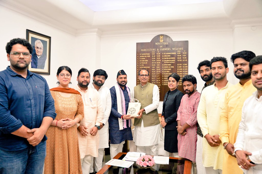 yagywalkya's tweet photo. आज नई दिल्ली में केंद्रीय कृषि एवं किसान कल्याण मंत्री श्री @ChouhanShivraj जी से अभाविप के प्रतिनिधिमंडल ने कृषि उन्नति तथा वृहद छात्रहित में कृषि शिक्षा के आयाम के सुदृढ़ीकरण हेतु कृषि शिक्षा में युवाओं को आकर्षित करने के लिए आईसीएआर स्नातक एवं स्नातकोत्तर स्तर पर मिलने वाले फेलोशिप की राशि में बढ़ोतरी,भारतीय प्रशासनिक सेवा/भारतीय वन सेवा आदि के समान भारतीय कृषि सेवा की शुरुआत ,केंद्रीय कृषि विश्वविद्यालय को खोलने,कृषि एवं इससे संबंधित उप-क्षेत्रों में पाठ्यक्रम को विभिन्न मातृभाषा में अनुवाद करने हेतु विषय विशेषज्ञों की समितियों को त्वरित गठन करने को लेकर ज्ञापन सौंपा।

#ABVP