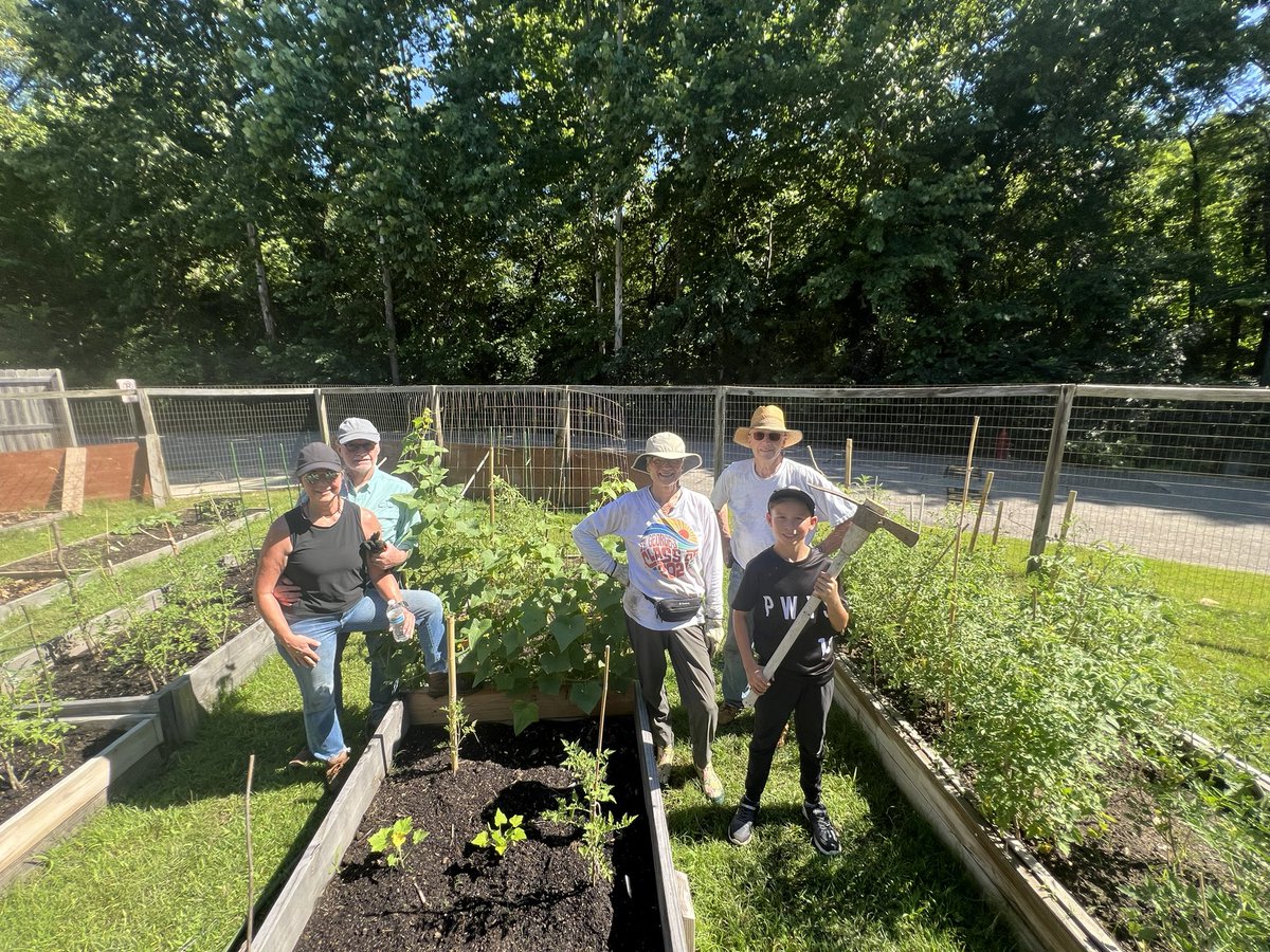 As St. George’s continues its commitment to steward our flourishing wetlands along the Wolf River, Dr. Marianne Leung and Alumni parents are working brilliantly to prepare a thriving garden for Chef Charles and his team to provide fresh vegetables to our Gryphons this Fall!! ❤️💛
