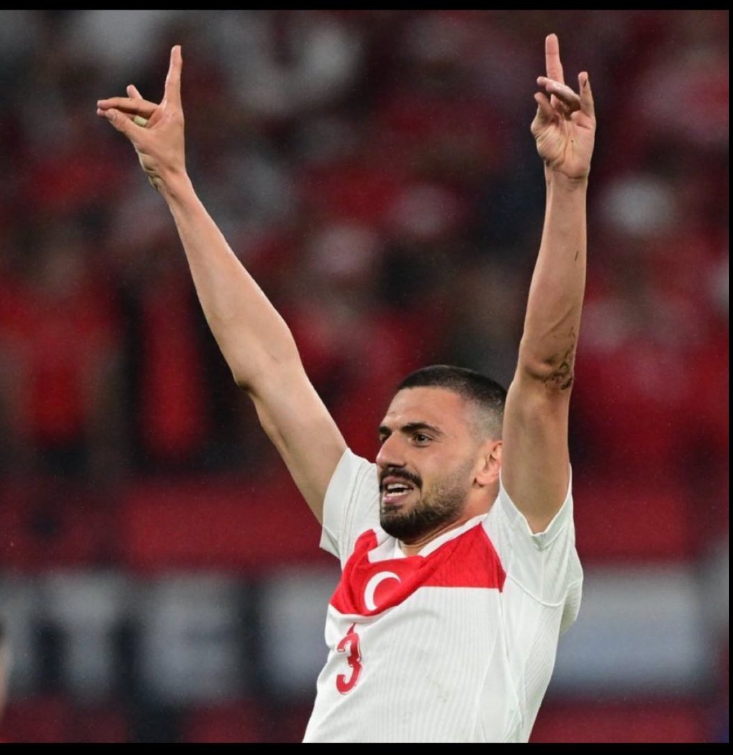 Türkiye nin galibiyetini Türk simgesi ile kutlayan <a href="/Merihdemiral/">Merih Demiral</a>