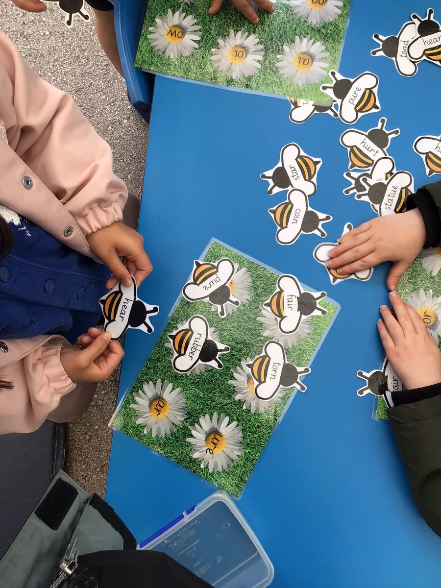 RecepWoodley's tweet photo. This week we have been learning a bit about bees. We have also been using our phonics skills to find which digraphs are in the words and matching them! 

ASK ME if I can tell you a word with each of my phonics sounds in. https://t.co/w9KXaTJ3Go