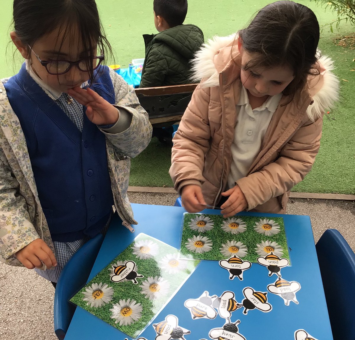 RecepWoodley's tweet photo. This week we have been learning a bit about bees. We have also been using our phonics skills to find which digraphs are in the words and matching them! 

ASK ME if I can tell you a word with each of my phonics sounds in. https://t.co/w9KXaTJ3Go