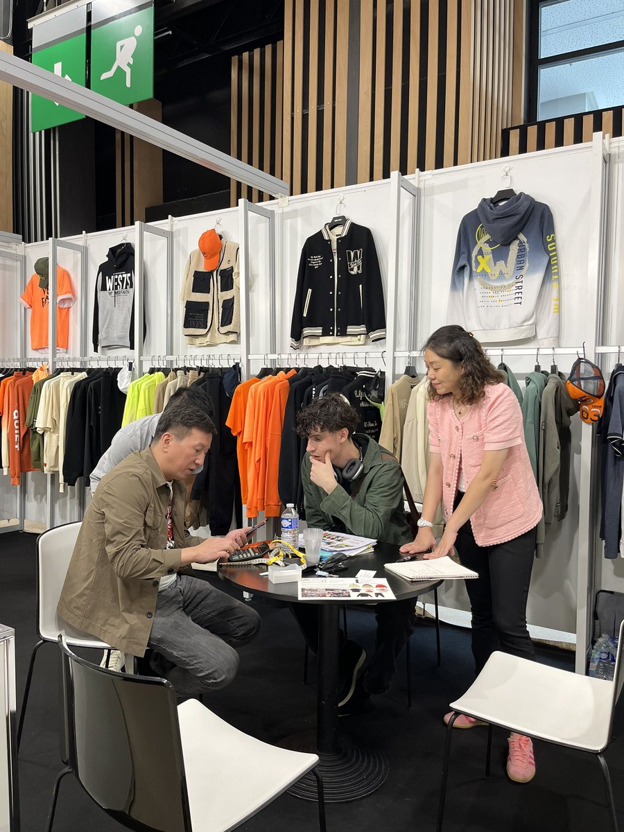 andrealbriziom's tweet image. Les usines chinoise sont venues à Paris! 

today petit passage à TEXWORLD today, c’est le canton fair de Paris 

(Je t’envoie gratuitement les usines) 

Forcément c’est mieux que alibaba bien meilleurs prix 

Exemple 13/18euros pour des hoodies contres 32/35 pour des usines type…