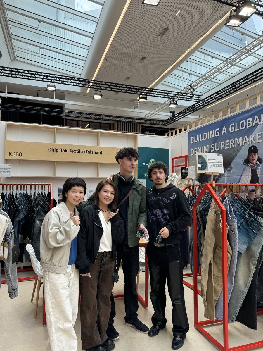 andrealbriziom's tweet image. Les usines chinoise sont venues à Paris! 

today petit passage à TEXWORLD today, c’est le canton fair de Paris 

(Je t’envoie gratuitement les usines) 

Forcément c’est mieux que alibaba bien meilleurs prix 

Exemple 13/18euros pour des hoodies contres 32/35 pour des usines type…