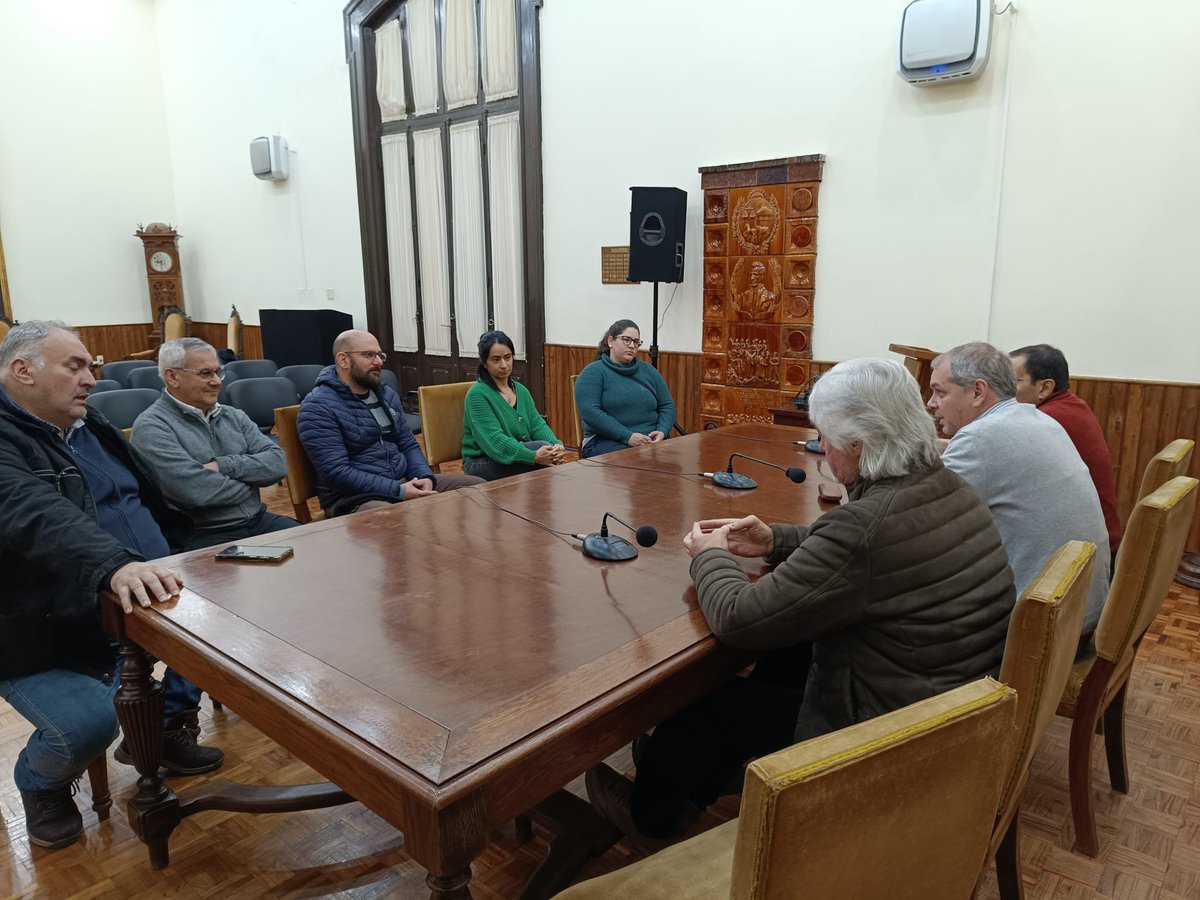 Ahora - El intendente <a href="/g_lopezmendez/">Guillermo López M</a> y parte de su equipo recibió en el Salón de Honor a la nueva directiva de <a href="/AdeomFlorida/">Adeom Florida Oficial</a>.