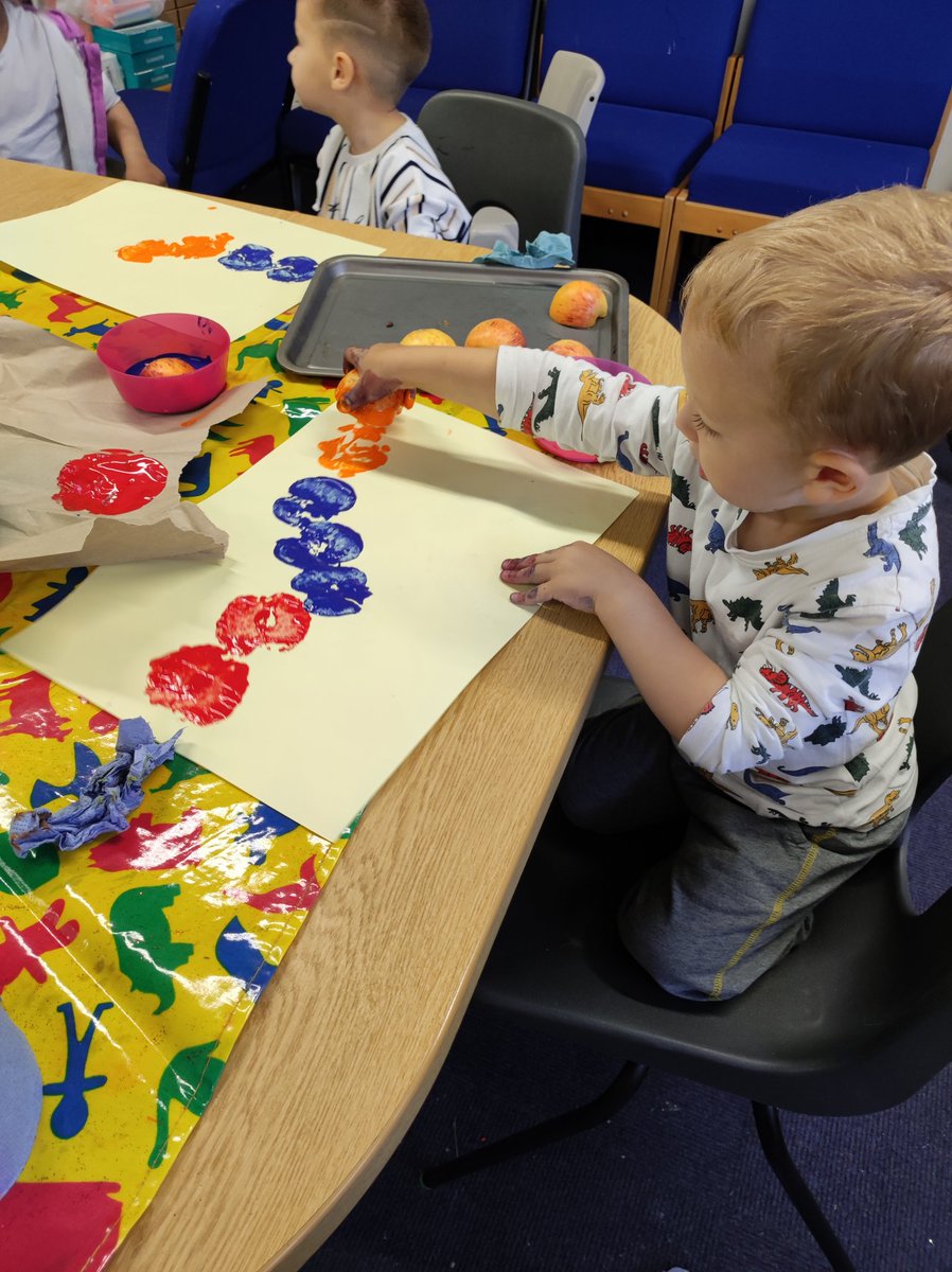 MiniExplorersPD's tweet image. Our youngest multilingual learners enjoyed printing with apples, to make their own caterpillar 🐛#colours #signandsay 🙌 #topicinspired @PDCS_EYandRec 🌈 #CreativeConnor ❤️