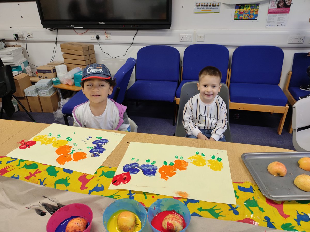 MiniExplorersPD's tweet image. Our youngest multilingual learners enjoyed printing with apples, to make their own caterpillar 🐛#colours #signandsay 🙌 #topicinspired @PDCS_EYandRec 🌈 #CreativeConnor ❤️