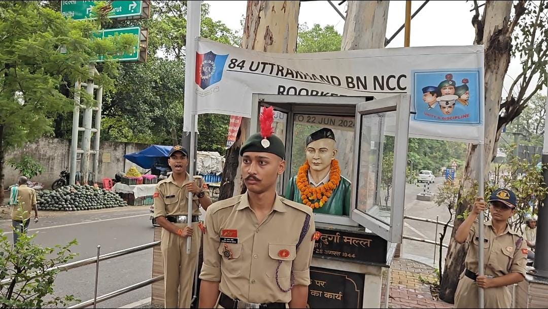 ravi3383's tweet photo. *KARGIL VIJAY DIWAS*
On 03 Jul, the day Capt Manoj Pandey, PVC, ex NCC Cdt, attained martyrdom, as a prelude to Vijay Diwas, Cdts &amp; Staff of 84 UK Bn NCC, Roorkee paid respects to Martyr Maj Durga Mall, Azad Hind Fauj,  in Roorkee.
@HQ_DG_NCC; @NCCUttrakhand; @PRODefDehradun https://t.co/No22WHru0e