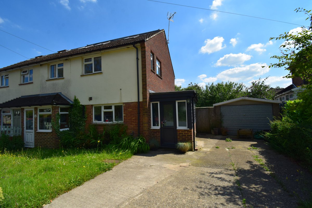 jksevenoaks's tweet image. A greatly improved 4 bed semi, positioned in a quiet no through road walking distance of Otford railway station. The property lies at the foot of the North Downs enjoys a 72ft south facing rear garden, self-sufficient annexe,  off road parking on the drive for 2 cars #kemsing