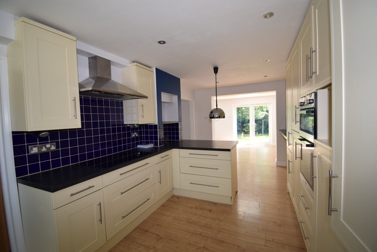 jksevenoaks's tweet image. A greatly improved 4 bed semi, positioned in a quiet no through road walking distance of Otford railway station. The property lies at the foot of the North Downs enjoys a 72ft south facing rear garden, self-sufficient annexe,  off road parking on the drive for 2 cars #kemsing