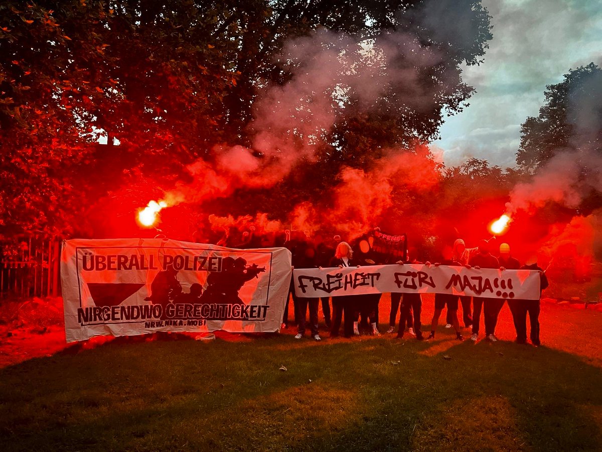 Am 29.6. wurde #Maja von Beamt*innen der Bundespolizei im Auftrag der Staatsanwaltschaft #Berlin und der SoKo Linx aus #Sachsen nachts aus der Zelle geholt und nach Ungarn entführt. Anwalt und Familie von Maja wurden bewusst nicht informiert. 1/2