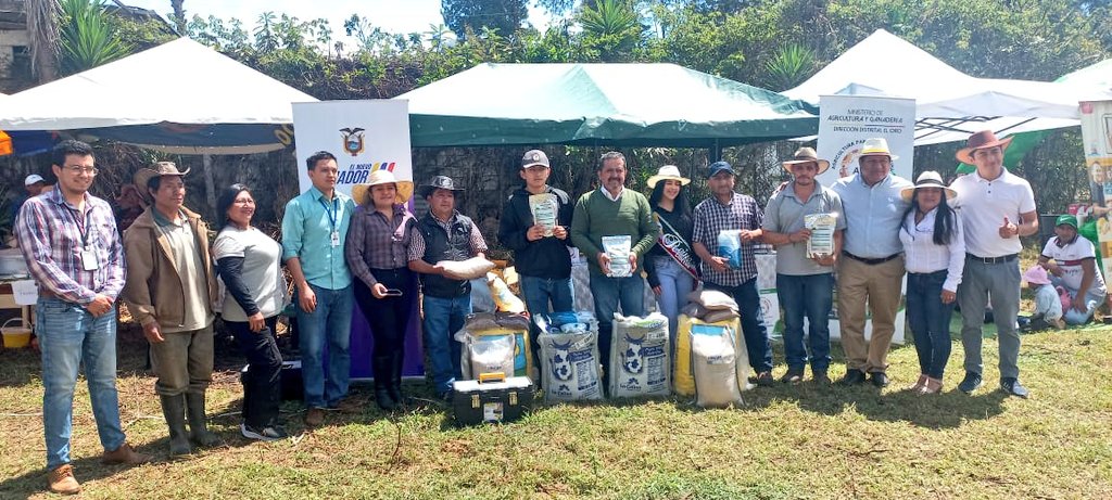 Agricultura_CZ7's tweet photo. #ElOro | En el cantón #Chilla📍 con el propósito de fortalecer el potencial ganadero, a través del @PNRSG_Ec se entregó a productores del sector, en el marco de las #EFPP :
✅Kits de semillas de pasto y fertilizantes orgánicos.
✅Kit de inseminación artificial https://t.co/8ZnwiGjYml