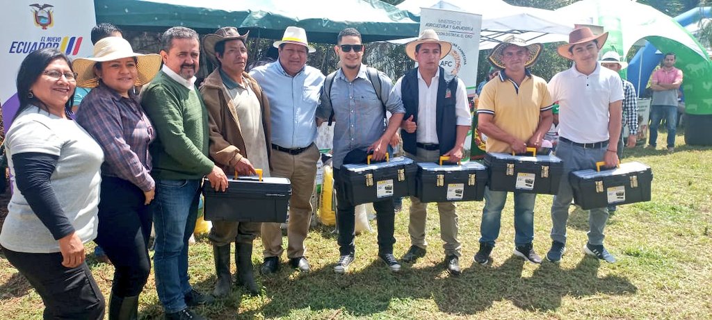 Agricultura_CZ7's tweet photo. #ElOro | En el cantón #Chilla📍 con el propósito de fortalecer el potencial ganadero, a través del @PNRSG_Ec se entregó a productores del sector, en el marco de las #EFPP :
✅Kits de semillas de pasto y fertilizantes orgánicos.
✅Kit de inseminación artificial https://t.co/8ZnwiGjYml