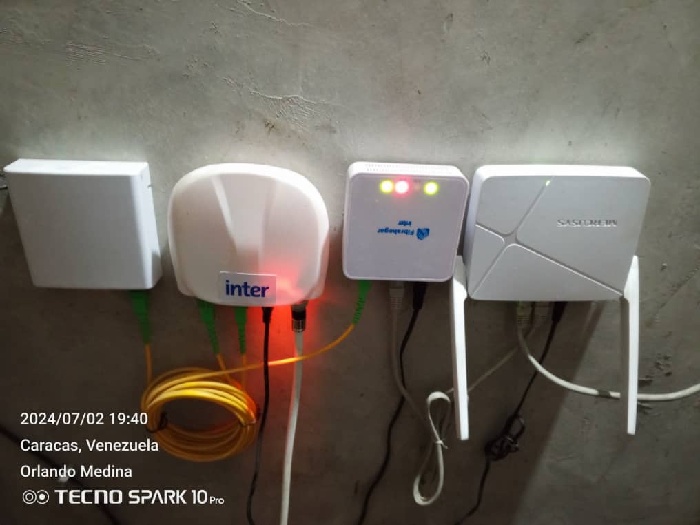 ElSrTipito's tweet photo. @InterCliente hola buenos días, desde ayer 2/7/2024 no tengo servicio de televisión ni internet y los dispositivos tienen unas luces rojas en en LOS, necesito que atiendan mi requerimiento por favor... https://t.co/rd6824Yy1Q
