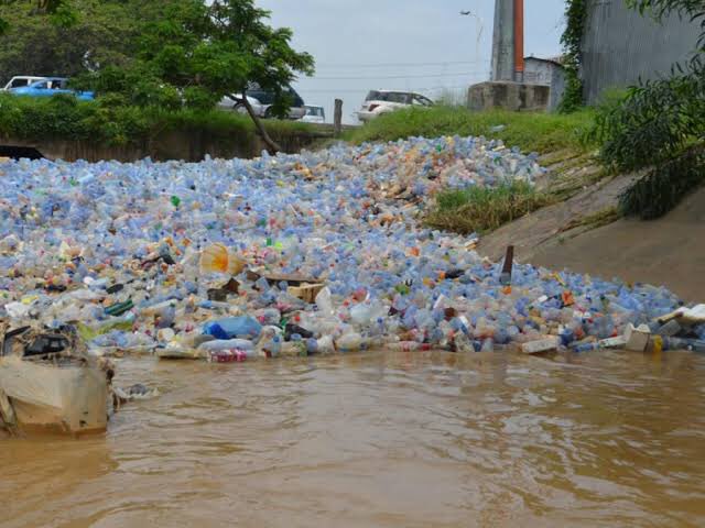 HKsakina's tweet photo. July 3, World Plastic Bag Free Day...The work of raising awareness of environmental impacts cannot stop. There is a decree signed in the DRC in 2017 on the ban on the production and use of plastic bags,the problem of plastic pollution persist in the DRC.
#PACJA1 #NSSCJ4 #WWFRDC https://t.co/FQ2xYZQPqF