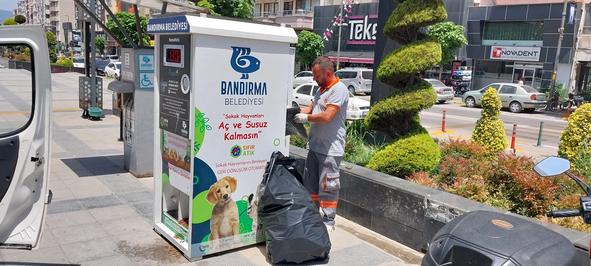 BANDIRMABLD's tweet photo. Sokaktaki can dostlarımızın her daim yanındayız 🫶🏻 

Sağlık İşleri Müdürlüğü’ne bağlı ekiplerimiz sokak hayvanlarımız için mamatikler ve besleme noktalarında mama takviyesi yapmaya devam ediyor. https://t.co/mduFvjgy70