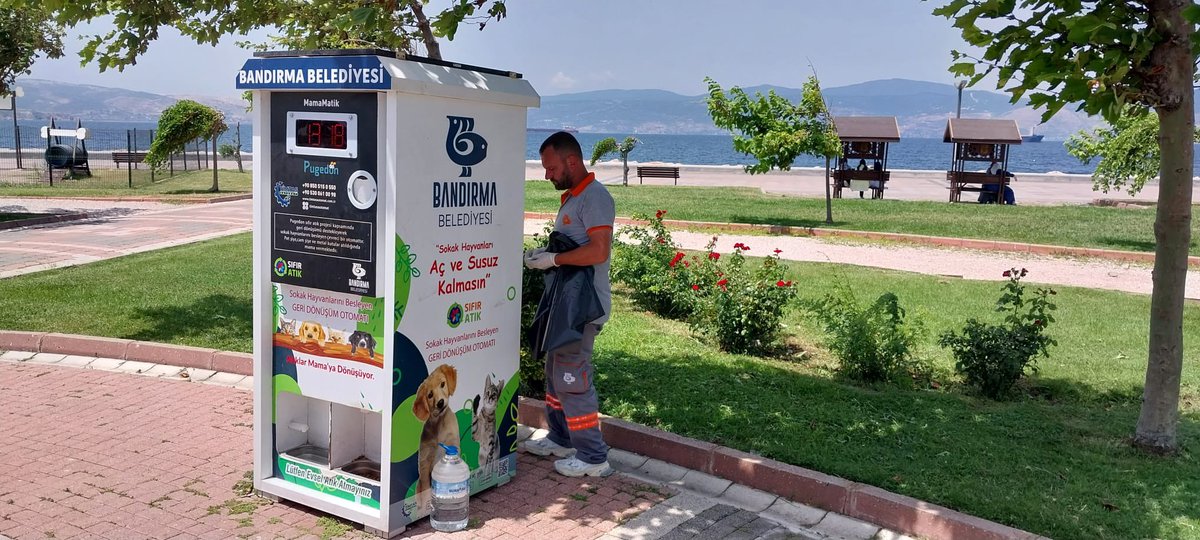 BANDIRMABLD's tweet photo. Sokaktaki can dostlarımızın her daim yanındayız 🫶🏻 

Sağlık İşleri Müdürlüğü’ne bağlı ekiplerimiz sokak hayvanlarımız için mamatikler ve besleme noktalarında mama takviyesi yapmaya devam ediyor. https://t.co/mduFvjgy70