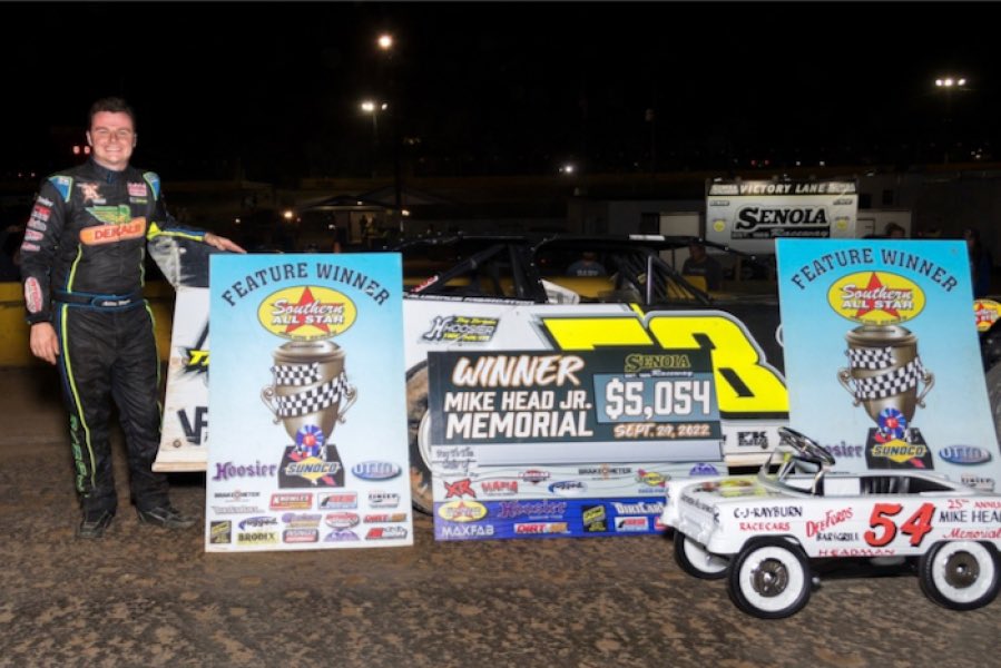 HuntTheFrontSDS's tweet photo. Series regular @Winger_Ashton has a roller coaster history at Senoia Racewayโฆ claiming he either wins or ends up โpiled up in the corndog shack.โ ๐คทโโ๏ธ
Can โAir Forceโ soar to a $20,000 payday at @SenoiaR โ come out to the track this Saturday and find out! โ๏ธ https://t.co/081v8SqwiL