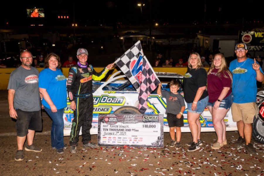 HuntTheFrontSDS's tweet photo. Series regular @Winger_Ashton has a roller coaster history at Senoia Racewayโฆ claiming he either wins or ends up โpiled up in the corndog shack.โ ๐คทโโ๏ธ
Can โAir Forceโ soar to a $20,000 payday at @SenoiaR โ come out to the track this Saturday and find out! โ๏ธ https://t.co/081v8SqwiL