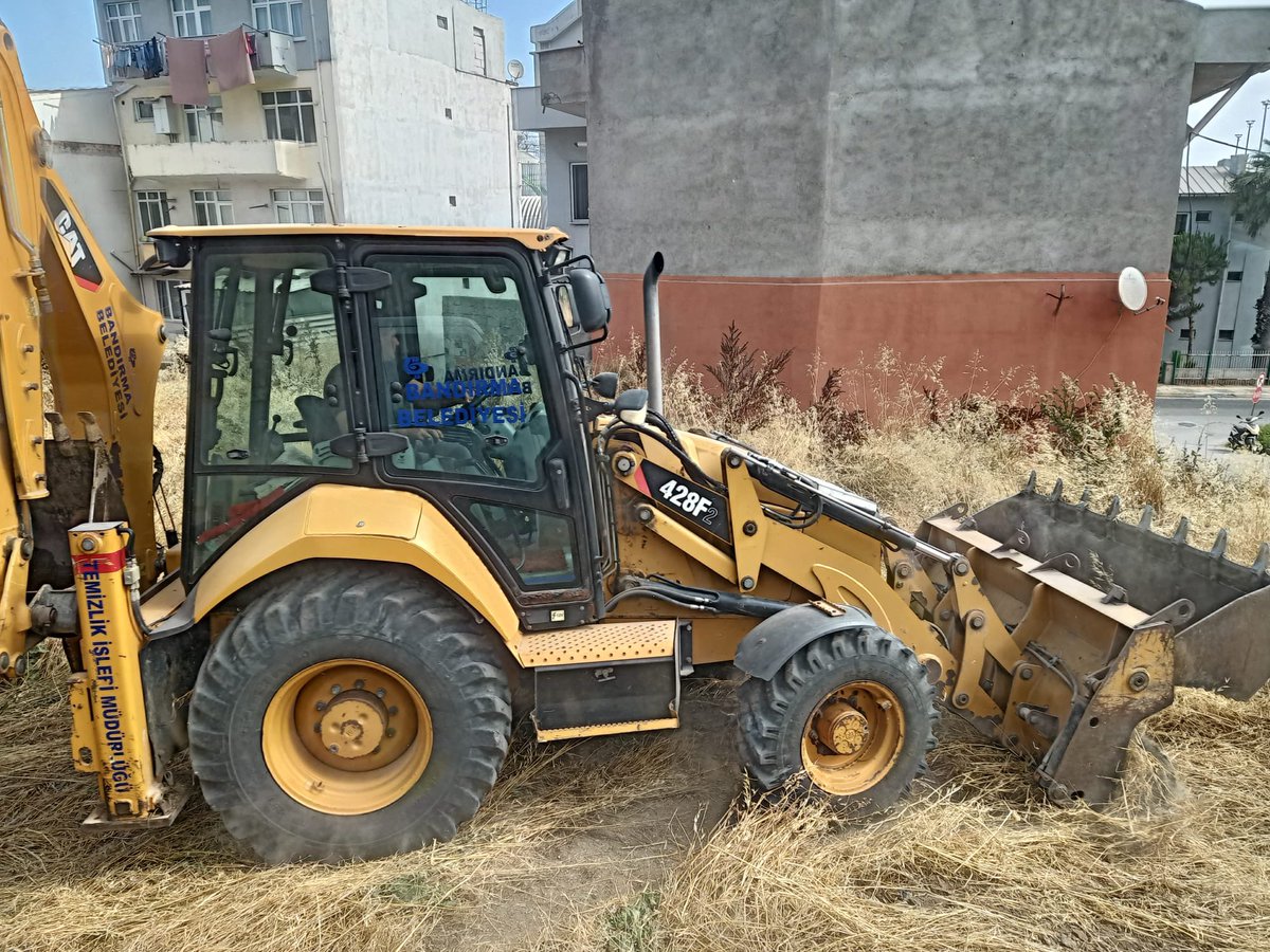 Arsa temizleme çalışmalarımız tüm hızıyla devam ediyor. 

Daha temiz ve düzenli bir çevre için durmaksızın çalışıyoruz. 
Ekiplerimiz, kullanılmayan ve atıl durumda olan arsaları temizleyerek şehrimize kazandırıyor.