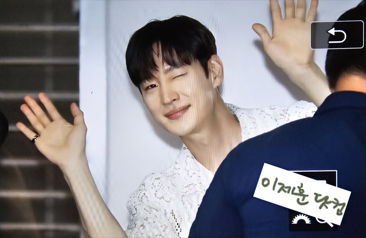 leejehoondotcom's tweet photo. 240703 탈주 무대인사 퇴근 프리뷰
.
.
고생 많았어요😍
.
.
#탈주 #규남 #임규남 #제훈 #쩨훈 #잊에 #이제훈 #leejehoon #이제훈닷컴 https://t.co/xOMrpOSK9B