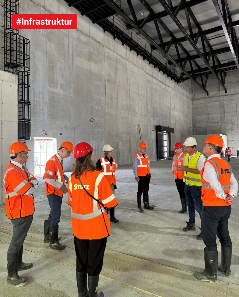 Der Regierungsrat hat heute die Baustelle für die Neue Festhalle auf dem Bernexpo-Gelände besucht und sich über den Stand der Bauarbeiten informieren lassen. Die vielfältig nutzbare Halle wird den Event- und Messestandort Bern ab 2025 deutlich aufwerten.