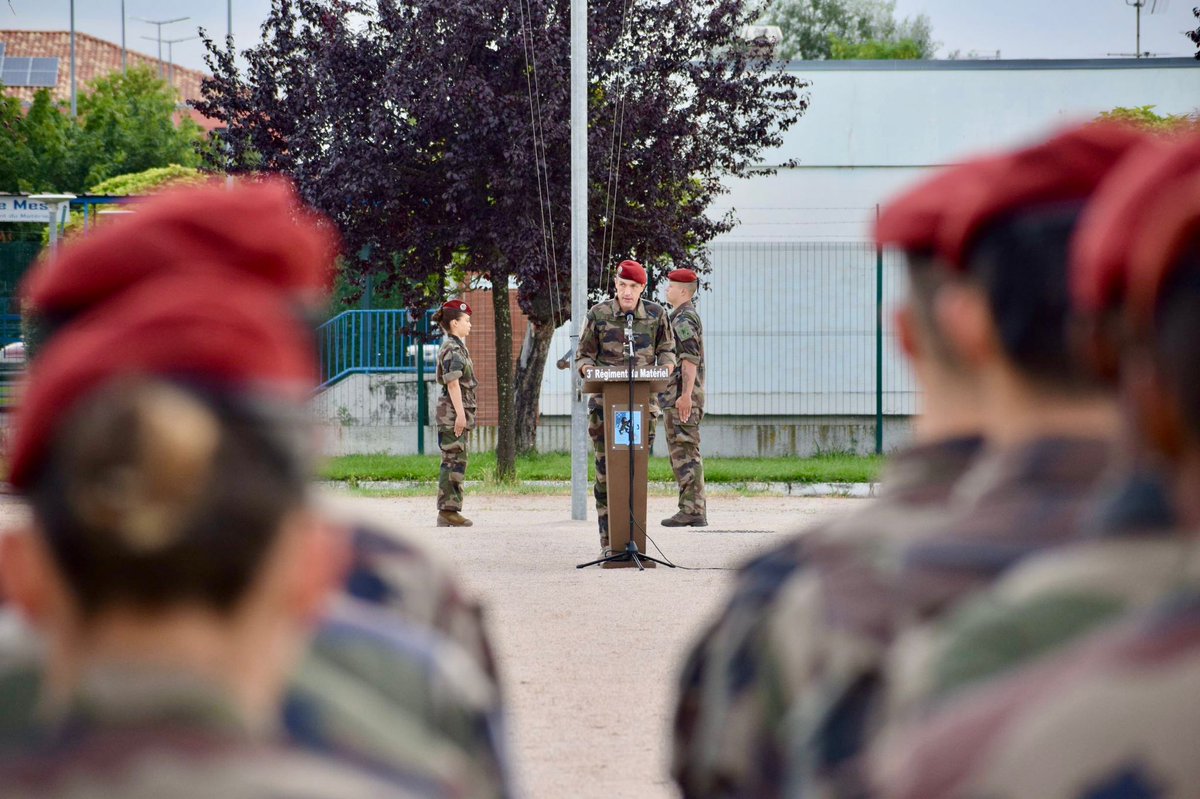 3eRMAT's tweet image. 🇫🇷 Première cérémonie des couleurs pour le colonel David SCHUSTER à la tête du #3RMAT.

L’occasion pour le chef de corps de s’adresser au personnel de Muret et d’énoncer ses objectifs, autour de 3 valeurs cardinales :
➡️ Détermination
➡️ Fraternité d’armes 
➡️ Fierté