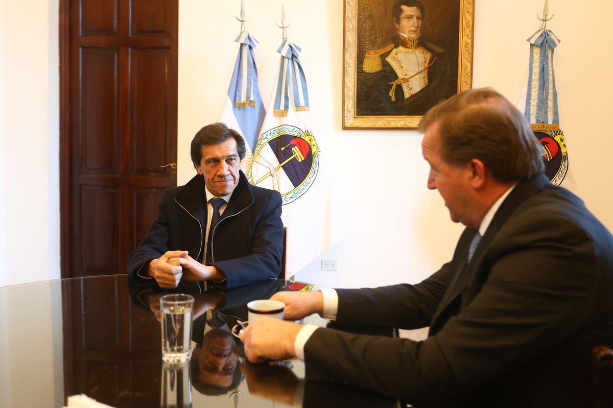 🙌Hoy recibimos al Secretario de Prensa de la Nación, <a href="/edserenellini/">Eduardo Serenellini</a> , que está recorriendo nuestra provincia. 

Es un gusto poder conversar sobre los medios públicos 📻 y su importancia para la comunidad, entre otros temas de relevancia para el país 🇦🇷.