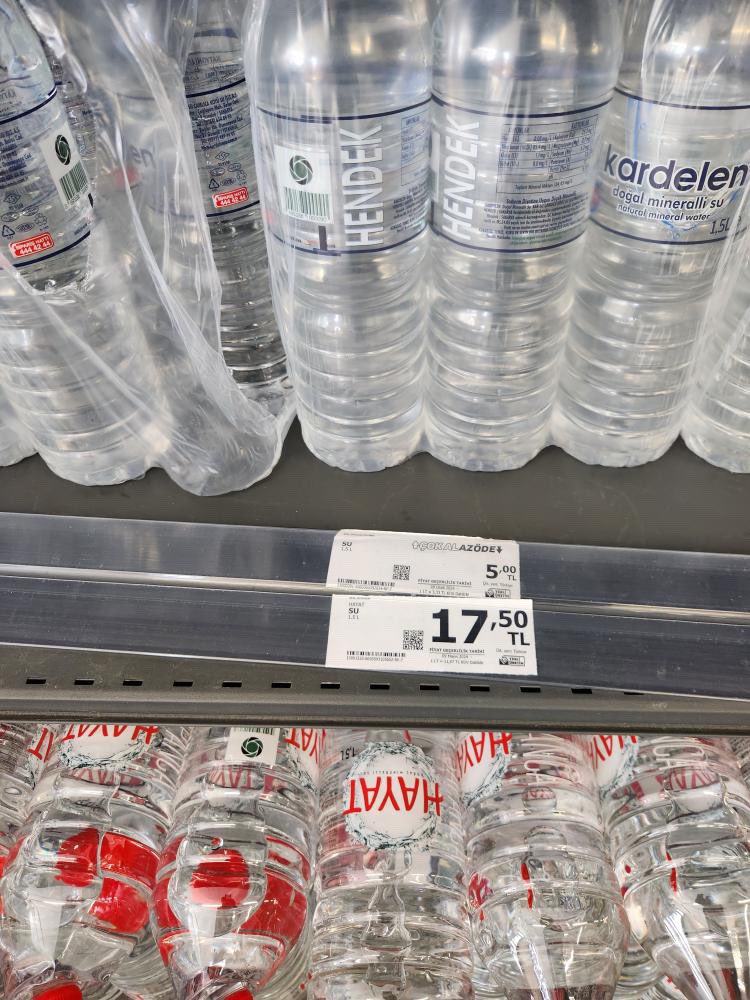 Yerli Su 5₺
Danone Hayat Su 17,5₺ 
İçme suyu kaynaklarımızı kullanan ve bizimmiş gibi görünen markalarla fahiş fiyatlarla bize satanları görün.
Su kaynaklarımızın bu firmalara peşkeş çekilmesini ve bu fiyat politikasını sindiremiyorsanız, almayın.
#NeİçtiğiniziBilin