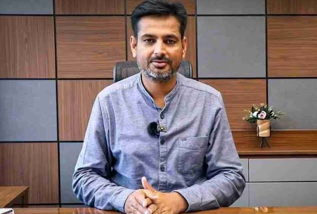 प्रिय राकेश यादव सर,

जैसा कि आपको विदित होगा कि आपके संस्थान का एक शिक्षक जिसका नाम गगन प्रताप है वह समाज के बहुजन वर्ग यानि SC ST OBC वर्ग के प्रति सोशल मीडिया पर नफरत प्रदर्शित कर रहा है।

उसका मानना है कि परीक्षा उत्तीर्ण करने के लिए

OBC वर्ग के छात्रों को मात्र थोड़ी मेहनत