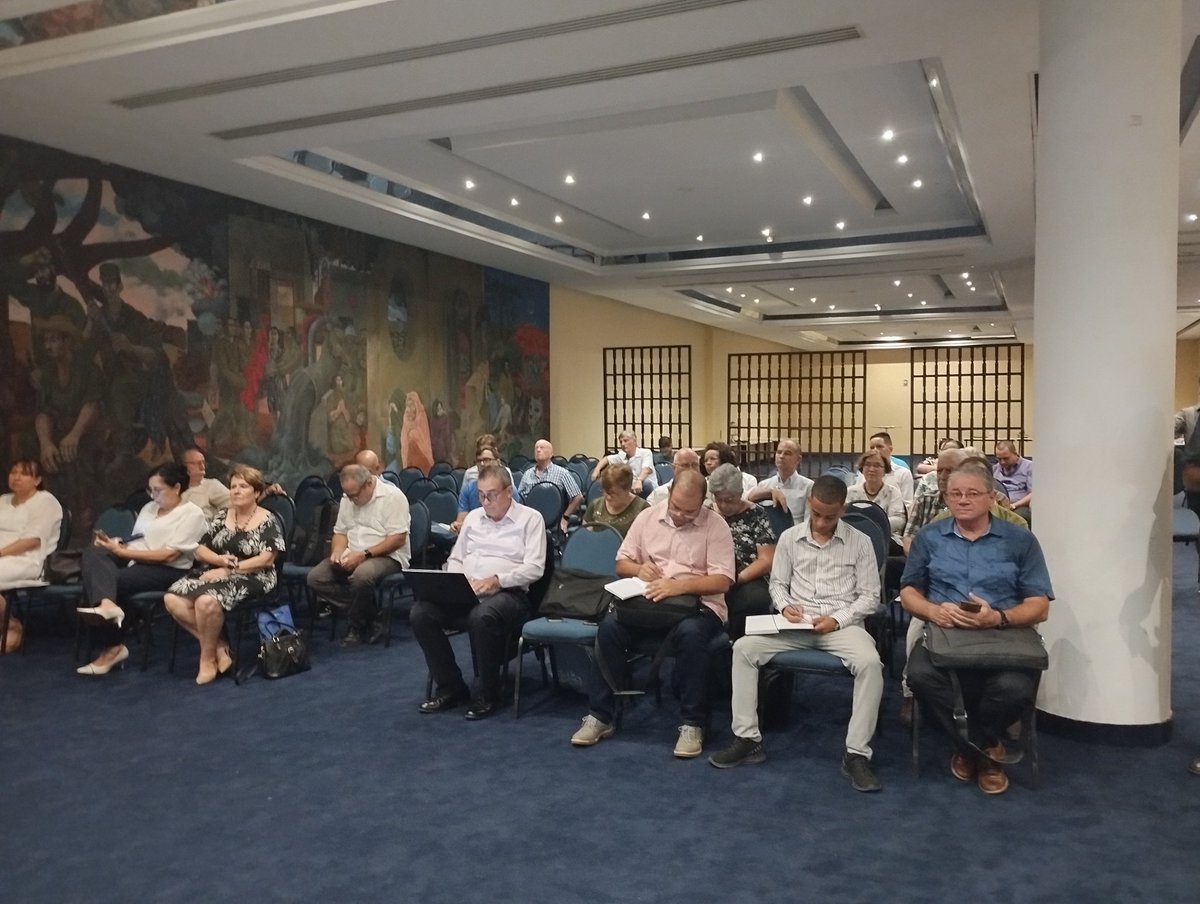 Presiden la apertura de la 3ra Sesión del grupo para la Ley #CTI Vm <a href="/citmacuba/">Ministerio de Ciencia, Tecnología y Medio Ambiente</a> <a href="/ArmandoRguezB/">Armando</a>
y Francisco Pichón, Coordinador residente de las Naciones Unidas🇨🇺, quien expresa:  "Una Ley de #ciencia es fundamental para impulsar el #desarrollo de un país". <a href="/DiazCanelB/">Miguel Díaz-Canel Bermúdez</a> <a href="/EdMartDiaz/">Eduardo Martínez Díaz</a>