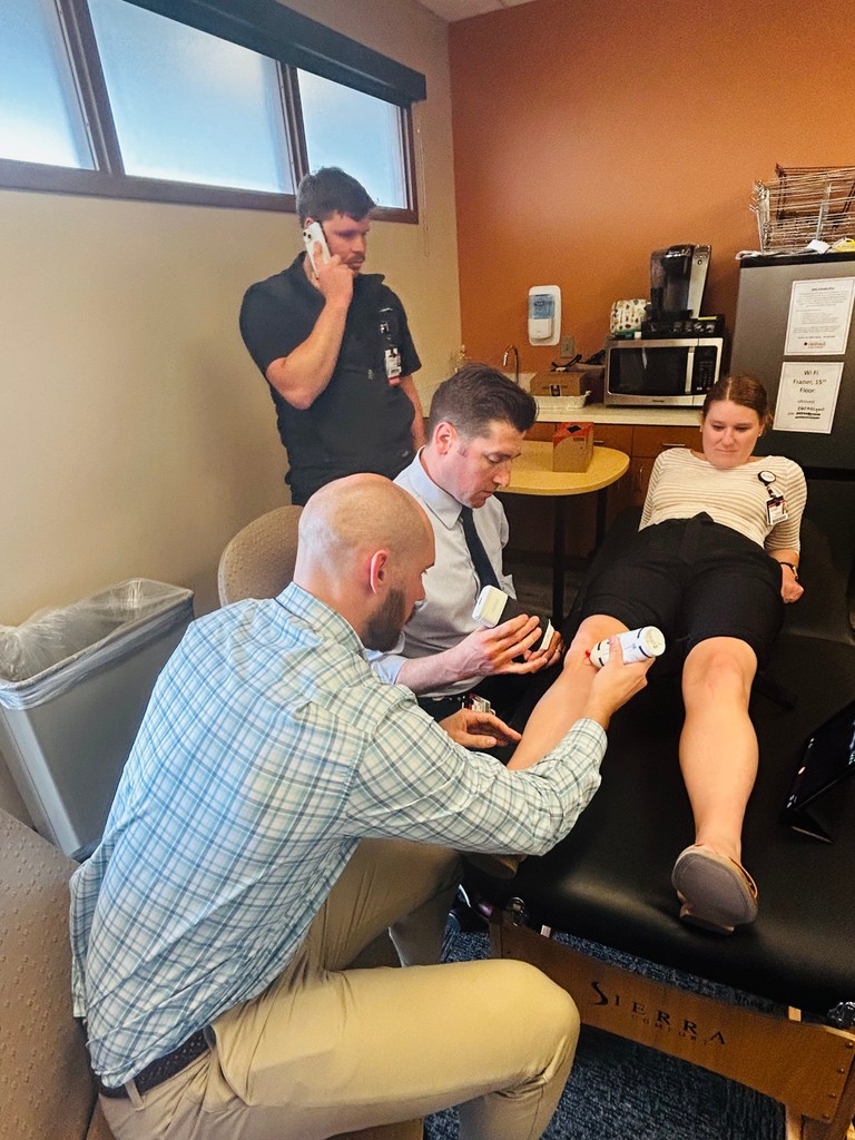 UofLPMR's tweet photo. Our new Chief Residents, Dr. David Levin & Dr. Hank Tobener, practicing knee ultrasounds & exams. Our residents love to test their skills & help each other grow!
#UofLPMR #PMR #Physiatry #MedTwitter #ultrasounds #KneeExam @UofLHealth @UofL https://t.co/uYE0P0nMpf