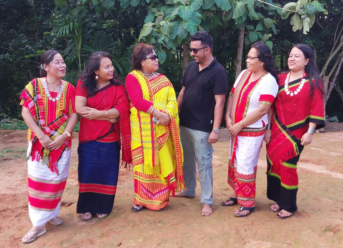 Axomiya photographer with some gorgeous ladies from Debbarma, Chakma, Jamatia and Tripuri tribe of #Tripura.