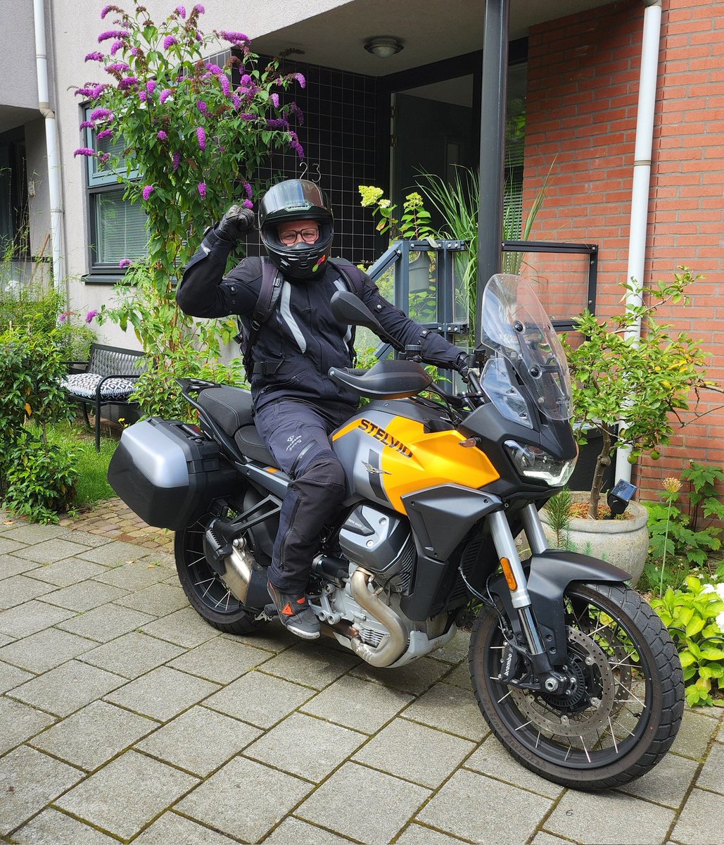 Dit is <a href="/ArnoJaspers/">Arno F. Jaspers</a> direct nadat hij met @Mototaal de nieuwste ChromeBurner MotorPodcast heeft opgenomen. Overmorgen kan je #55 al zelf horen! 

#maxxmoto <a href="/nieuwsmotor/">Nieuwsmotor</a>