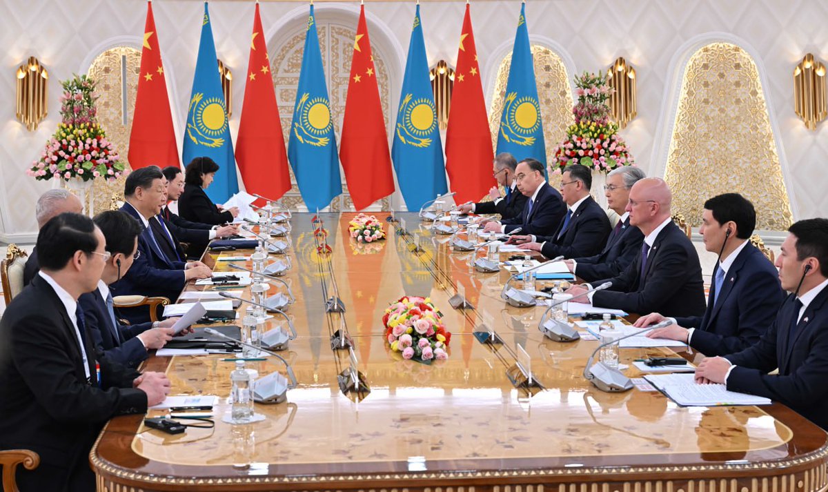 KAZCameroon's tweet photo. 🇰🇿🇨🇳Suite aux négociations de haut de niveau, le Président de la République #Kazakhstan et le Président de la République Populaire de #Chine ont signé une déclaration commune. Un certain nombres de documents commerciaux ont été signés au cours de la visite d'Etat. https://t.co/meozfz9Bhv