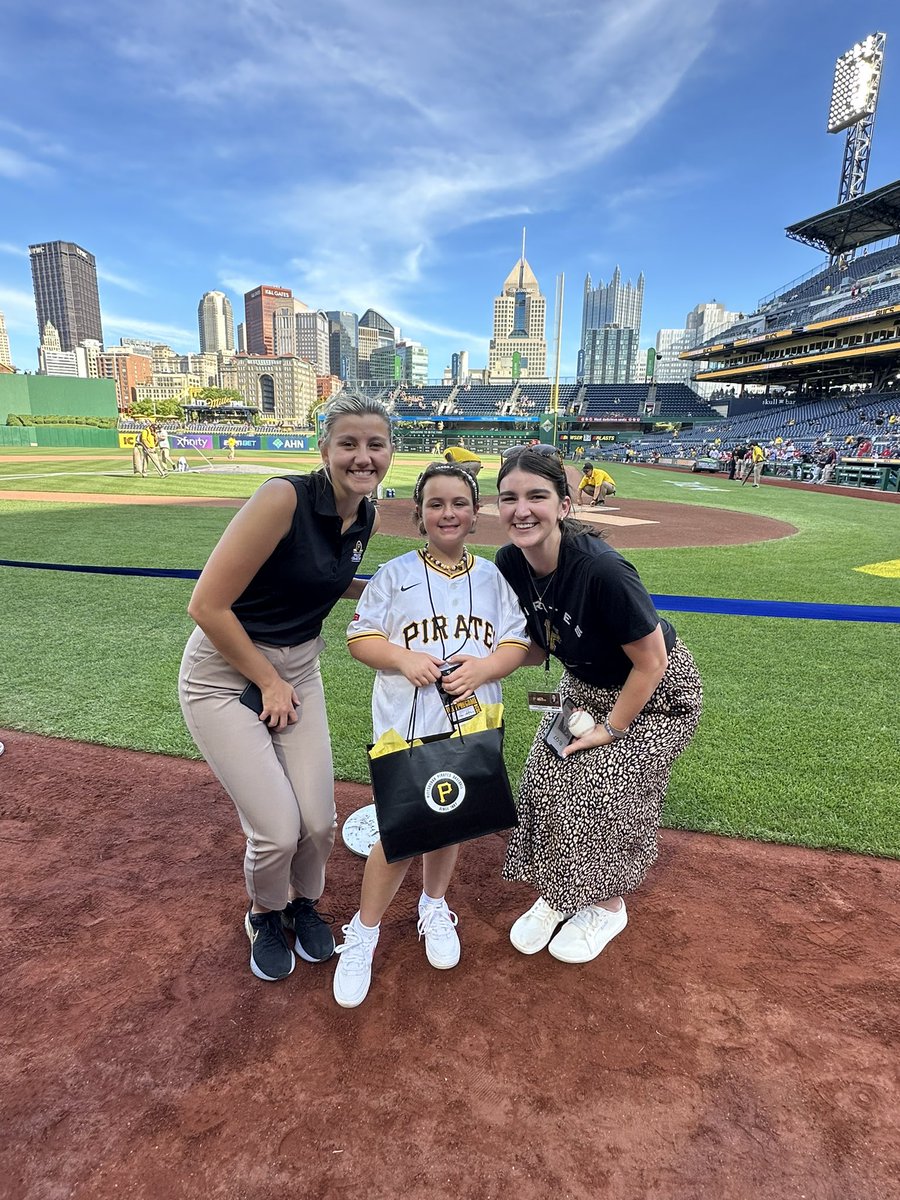 Jenn49890441's tweet photo. @BucsCommunity Big Shout out to Jackie &amp; Kelly for an amazing Pirates Experience! ! 🖤💛⚾️ https://t.co/VhiH63YXjz
