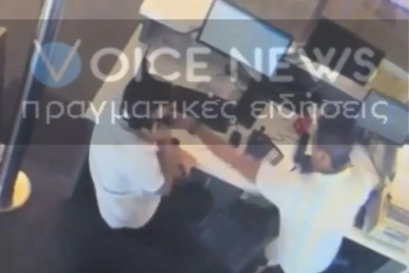 FOCUSFM1036's tweet photo. Το βίντεο με τον Λευτέρη Αυγενάκη να χειροδικεί σε υπάλληλο του «Ελευθέριος Βενιζέλος»
https://t.co/waawuu5mag
#aygenakis #Αυγενάκης #Ελευθέριος_Βενιζέλος #χειροδικεια https://t.co/um6QhOnhGP