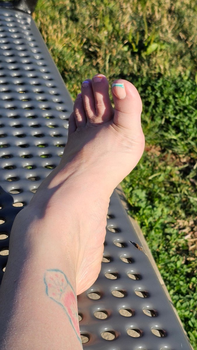 Sunshine, toes and a giantess birthday 🎂 💚