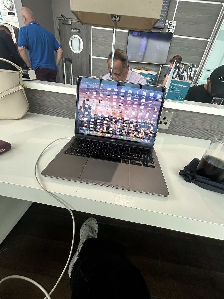 madeoftitanium_'s tweet image. Lo mejor de tener TC? los salones VIP🤩