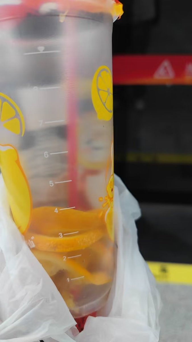 主人赏赐的还特意给狗子又搅拌了下，还挺好喝是狗子已经骚到要变小便池了吗🤔定个小目标点赞有50就尝试喝主人圣水拍完整小视频吧😢小小透明应该完不成目标吧