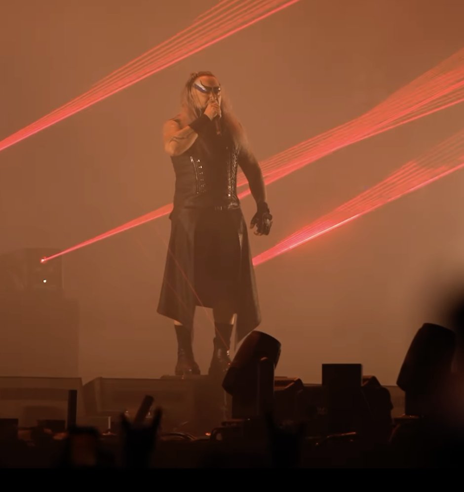 Hayko Cepkin, Türkiye'nin çeyrek final maçının konseri ile aynı ana denk gelmesi üzerine konser saatini erkene çekerek bitiminde seyircilerle birlikte maç izleneceğini açıkladı.