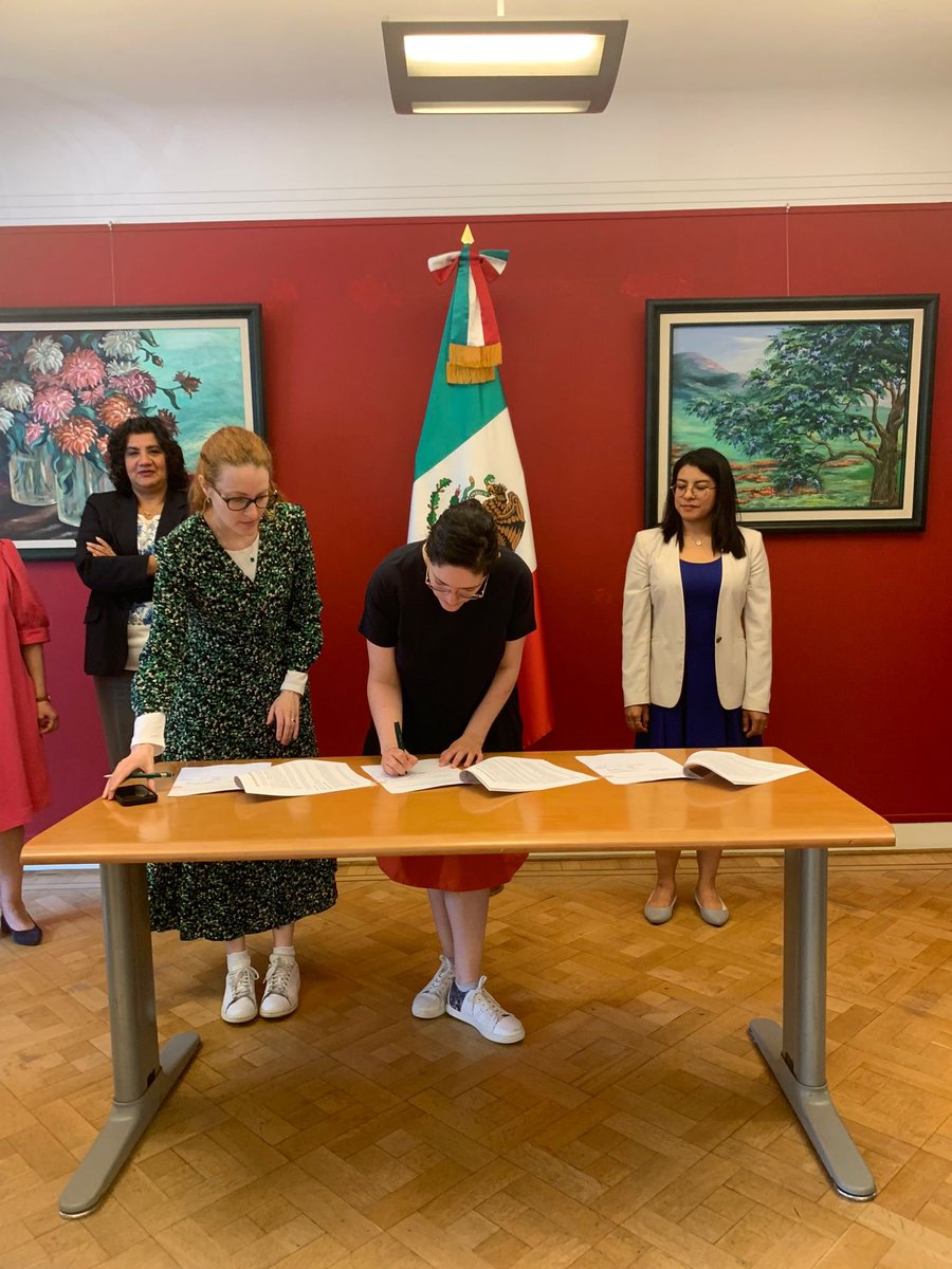 Gracias al trabajo colectivo de las mujeres de <a href="/EmbMexBelgicaUE/">Embamex Bélgica-UE</a> contamos con los objetivos y procesos de gestión en materia de igualdad de género que están reflejados en este documento📜que firmamos todas ✍️.

La política exterior feminista de #México la llevamos a la práctica