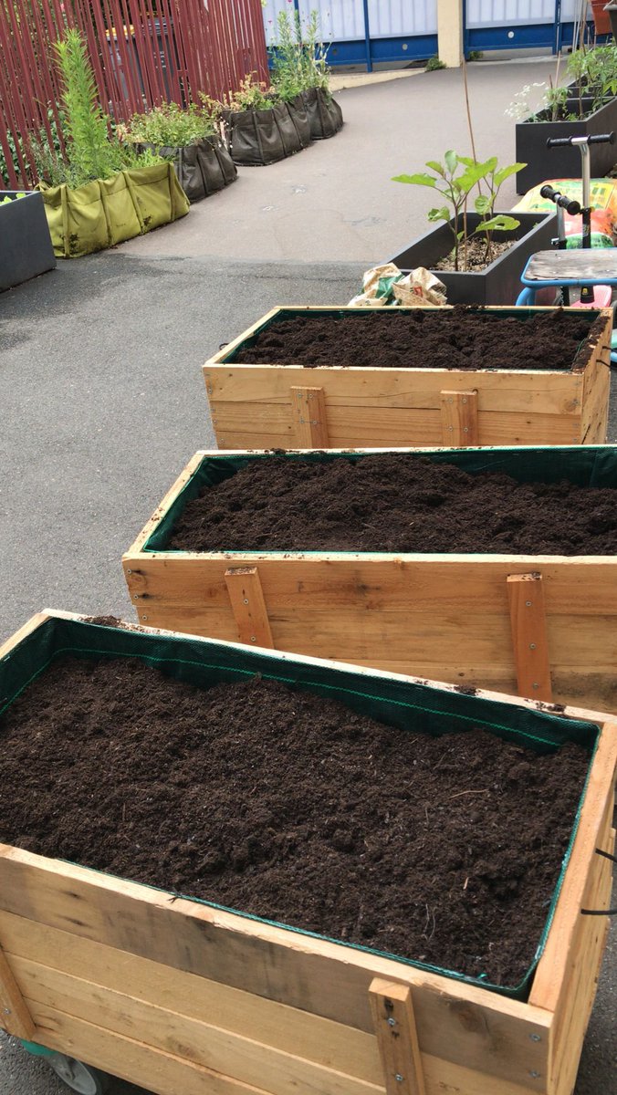 CCambLec's tweet photo. 👏🤩Des plateaux techniques de la segpa .. au potager d’une école maternelle parisienne.. bravo à nos élèves de 3emes😌 https://t.co/rQE5vc5c38