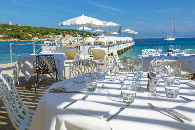 PaulBoross's tweet photo. Not a bad place for lunch. #PlageKeller #Antibes https://t.co/9VhOInHntl
