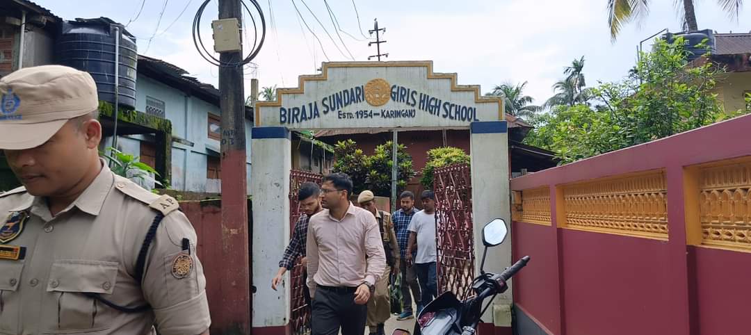 Dcsribhumi's tweet photo. Inspection of relief camps by DC to ensure GR materials like rice, dal, salt, oil, gur chira, baby foods are provided in time bound manner. 
DC instructed all supporting departments Health, Social welfare,PHE &amp; Veterinary officials for working in  relief operations.
@sdma_assam https://t.co/qNxcsW1pLw