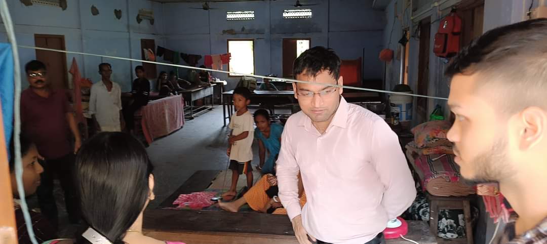 Dcsribhumi's tweet photo. Inspection of relief camps by DC to ensure GR materials like rice, dal, salt, oil, gur chira, baby foods are provided in time bound manner. 
DC instructed all supporting departments Health, Social welfare,PHE &amp; Veterinary officials for working in  relief operations.
@sdma_assam https://t.co/qNxcsW1pLw