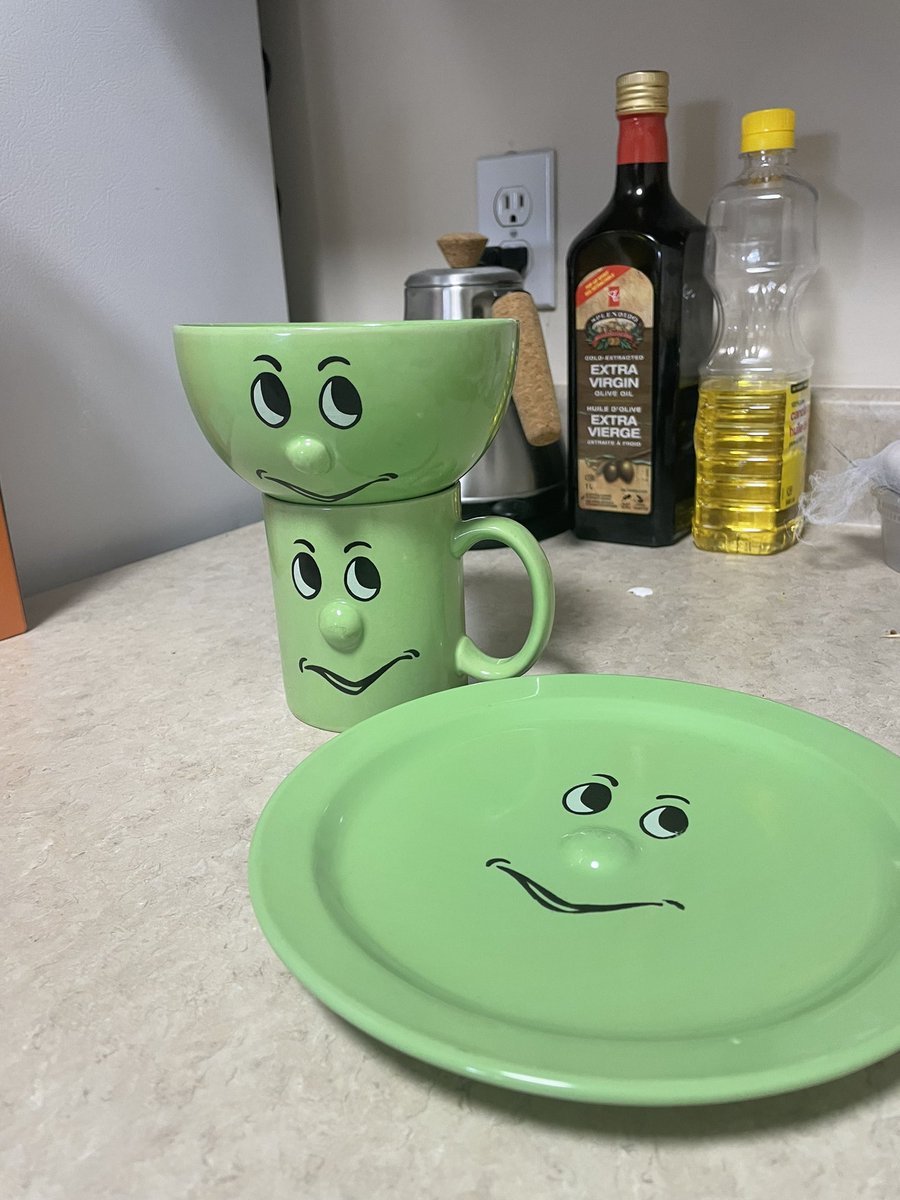 dirrrtydani's tweet photo. i’ve had this dang green bowl my entire (ENTIRE) life and :) yesterday i completed the set cause someone was selling on marketplace :) emotional!! bowl is very special to me!!:)) https://t.co/vb4PaD050h